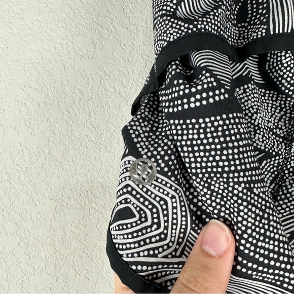 Lululemon Black White Dottie Tribe Speed Athletic Athleisure Shorts Size 6 - Picture 4 of 7